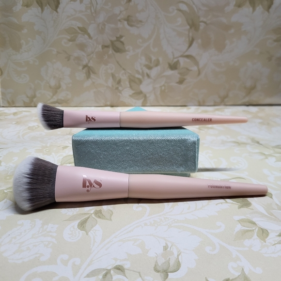 LYS Foundation & Concealer Brushes - Picture 1 of 16